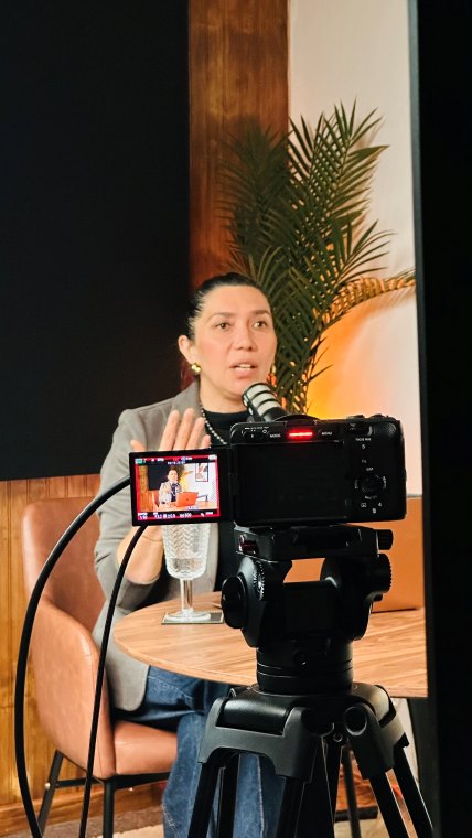 Clienta grabando frente a cámara
