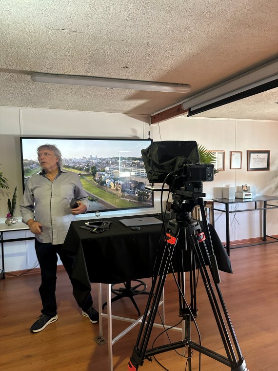 Producción de TriadeLab en terreno, con teleprompter fuera del estudio